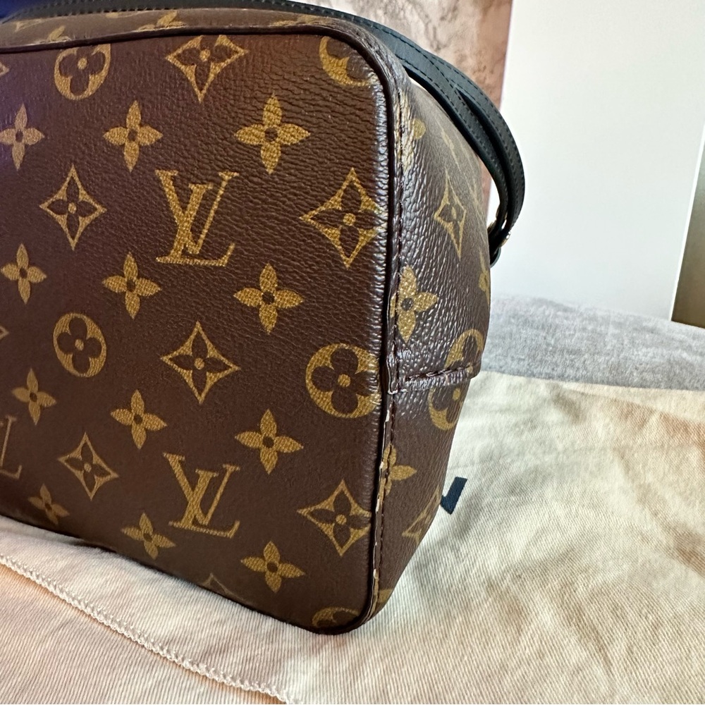 Louis Vuitton NeoNoe MM Monogram in Black - Picture 7 of 10